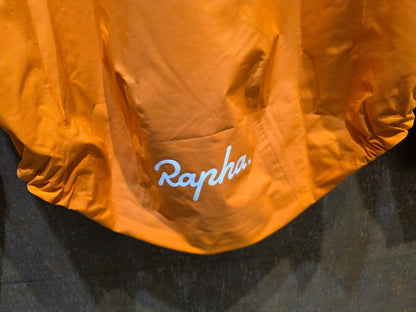 Regenbekleidung Herren von Rapha, RAPHA CORE CYCLING RAIN JACKET II / REGENJACKE / M vor USEDBIKES - OB.DE Hintergrund