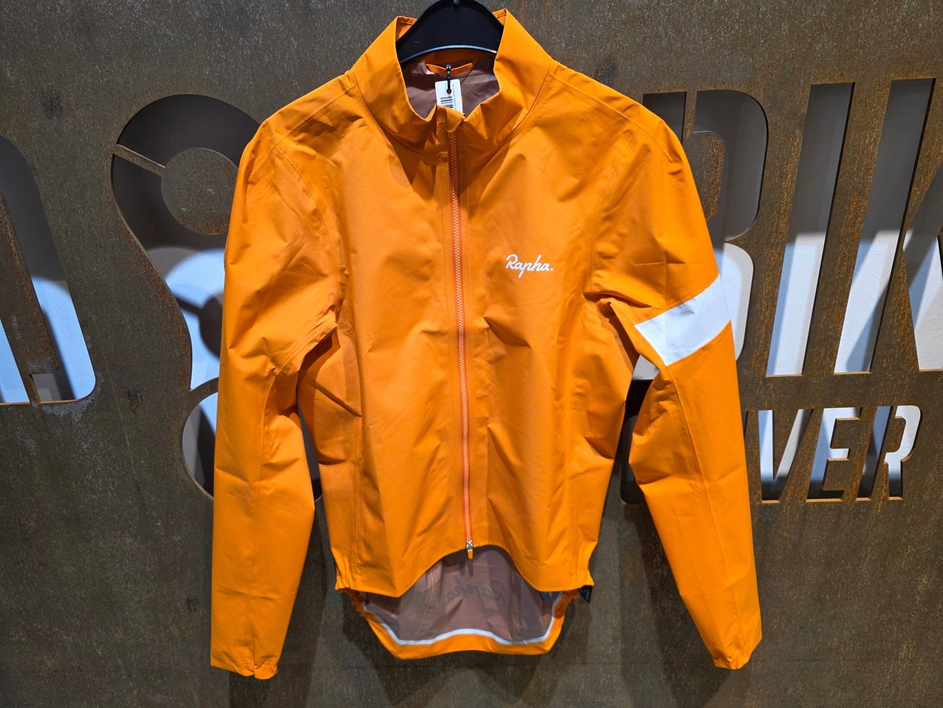 Regenbekleidung Herren von Rapha, RAPHA CORE CYCLING RAIN JACKET II / REGENJACKE / M vor USEDBIKES - OB.DE Hintergrund