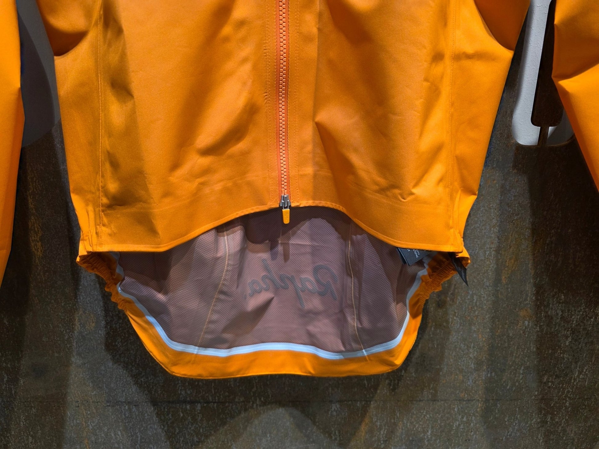 Regenbekleidung Herren von Rapha, RAPHA CORE CYCLING RAIN JACKET II / REGENJACKE / M vor USEDBIKES - OB.DE Hintergrund