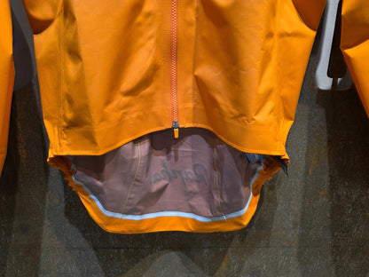 Regenbekleidung Herren von Rapha, RAPHA CORE CYCLING RAIN JACKET II / REGENJACKE / M vor USEDBIKES - OB.DE Hintergrund