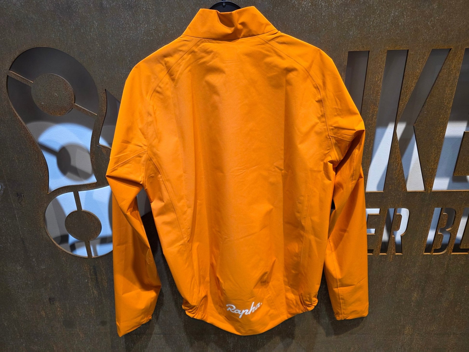 Regenbekleidung Herren von Rapha, RAPHA CORE CYCLING RAIN JACKET II / REGENJACKE / M vor USEDBIKES - OB.DE Hintergrund