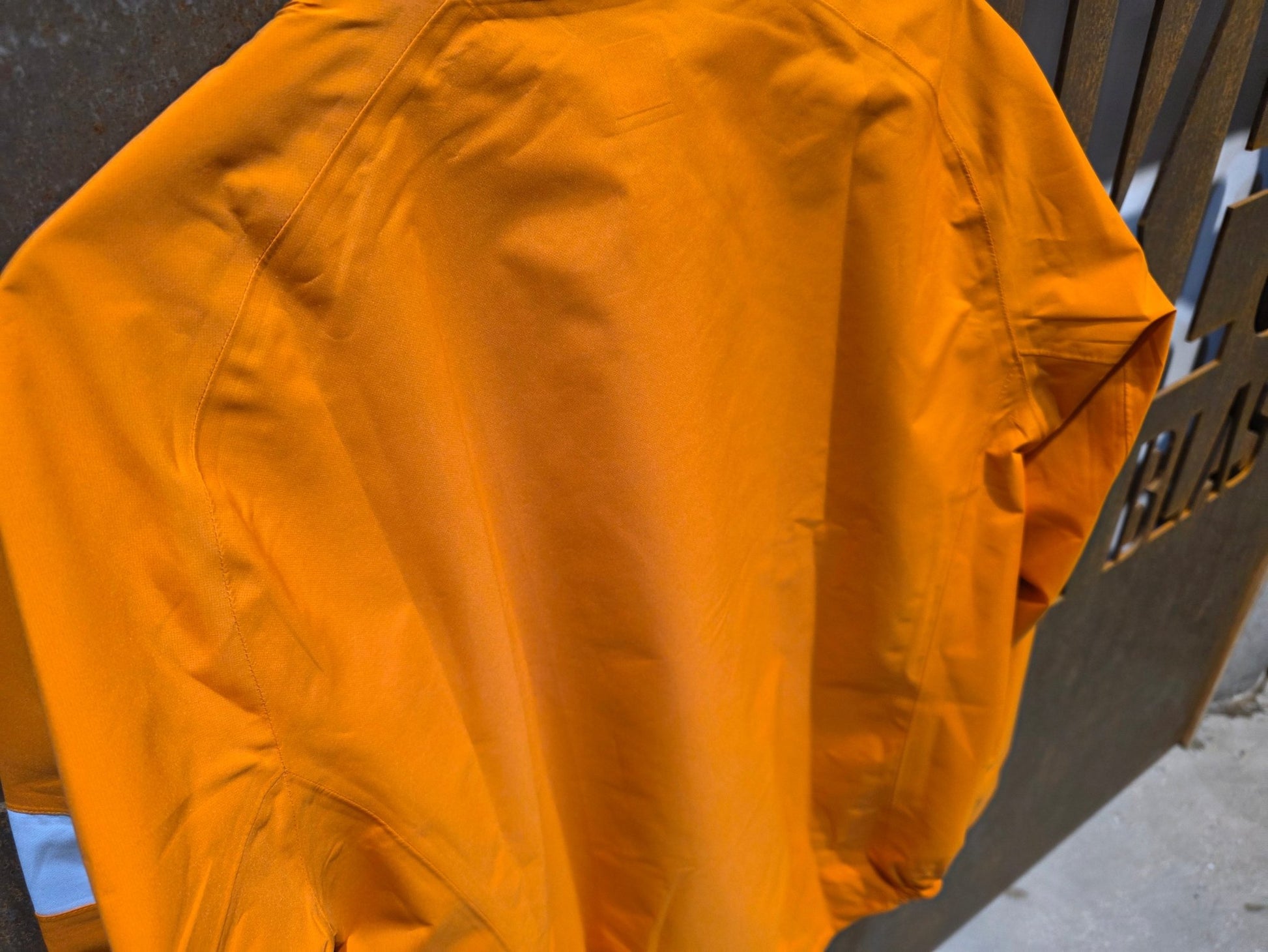 Regenbekleidung Herren von Rapha, RAPHA CORE CYCLING RAIN JACKET II / REGENJACKE / M vor USEDBIKES - OB.DE Hintergrund