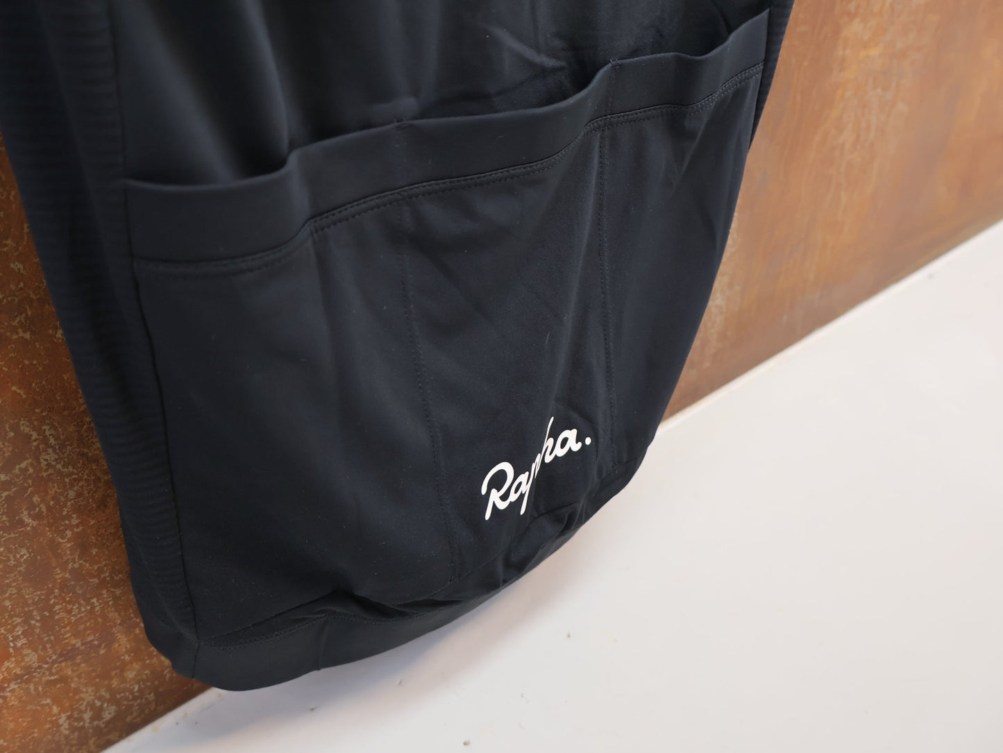Trikot Herren von Rapha, RAPHA CORE LIGHTWEIGHT RADTRIKOT / HERREN / GRÖSSE S / BLACK / ATMUNGSAKTIV vor USEDBIKES - OB.DE Hintergrund