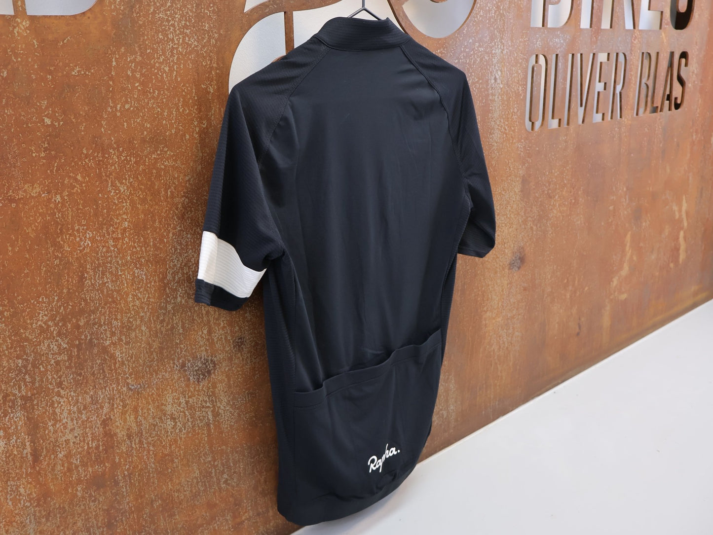 Trikot Herren von Rapha, RAPHA CORE LIGHTWEIGHT RADTRIKOT / HERREN / GRÖSSE S / BLACK / ATMUNGSAKTIV vor USEDBIKES - OB.DE Hintergrund
