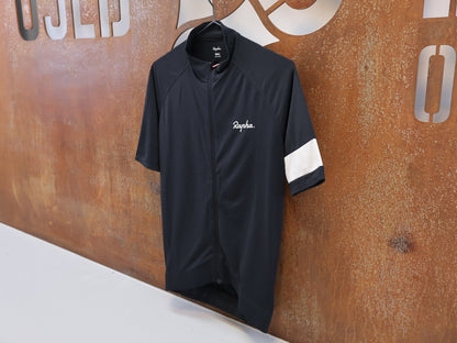 Trikot Herren von Rapha, RAPHA CORE LIGHTWEIGHT RADTRIKOT / HERREN / GRÖSSE S / BLACK / ATMUNGSAKTIV vor USEDBIKES - OB.DE Hintergrund