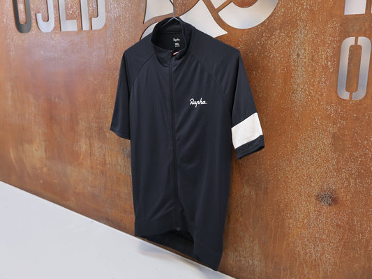 Trikot Herren von Rapha, RAPHA CORE LIGHTWEIGHT RADTRIKOT / HERREN / GRÖSSE S / BLACK / ATMUNGSAKTIV vor USEDBIKES - OB.DE Hintergrund