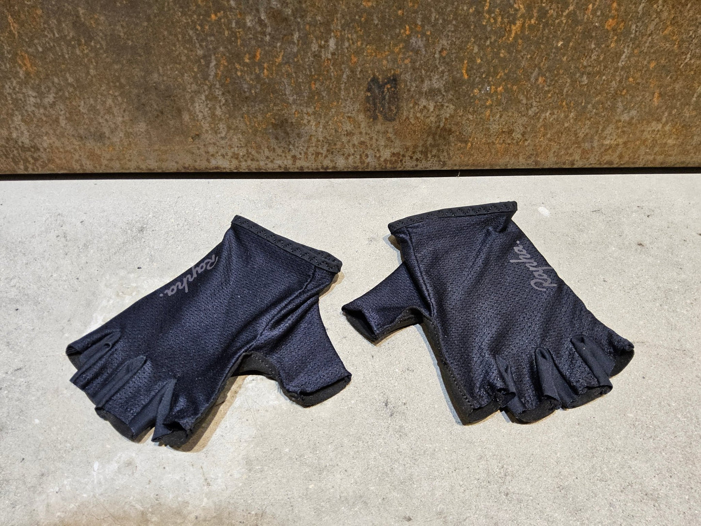 Handschuhe von Rapha, RAPHA CORE MITTS / FAHRRADHANDSCHUH vor USEDBIKES - OB.DE Hintergrund