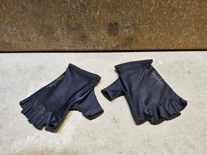 Handschuhe von Rapha, RAPHA CORE MITTS / FAHRRADHANDSCHUH vor USEDBIKES - OB.DE Hintergrund