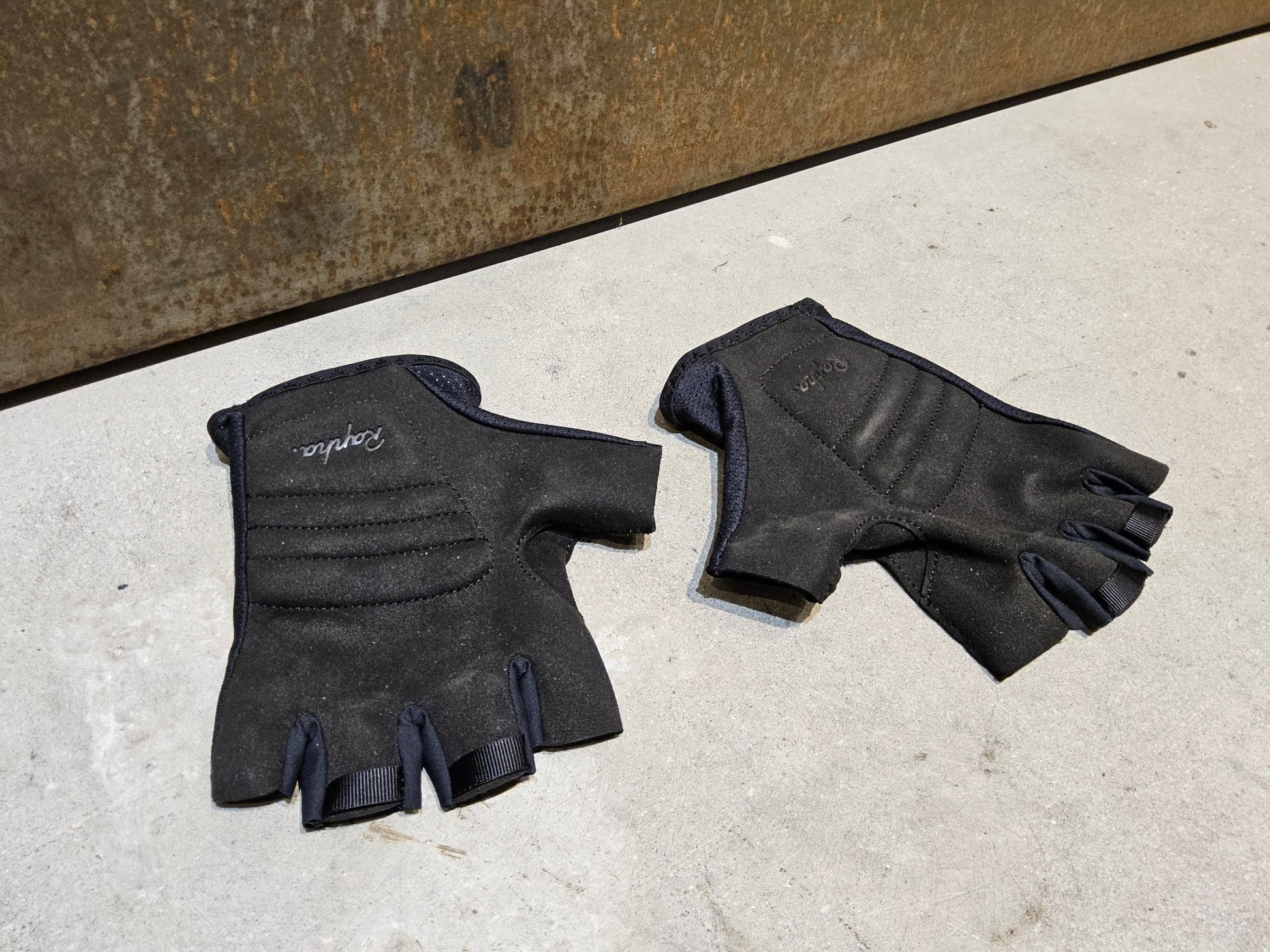 Handschuhe von Rapha, RAPHA CORE MITTS / FAHRRADHANDSCHUH vor USEDBIKES - OB.DE Hintergrund