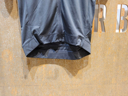 Trikot Herren von Rapha, RAPHA CORE RADTRIKOT / BLACK / HERREN / M vor USEDBIKES - OB.DE Hintergrund
