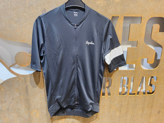 Trikot Herren von Rapha, RAPHA CORE RADTRIKOT / BLACK / HERREN / M vor USEDBIKES - OB.DE Hintergrund