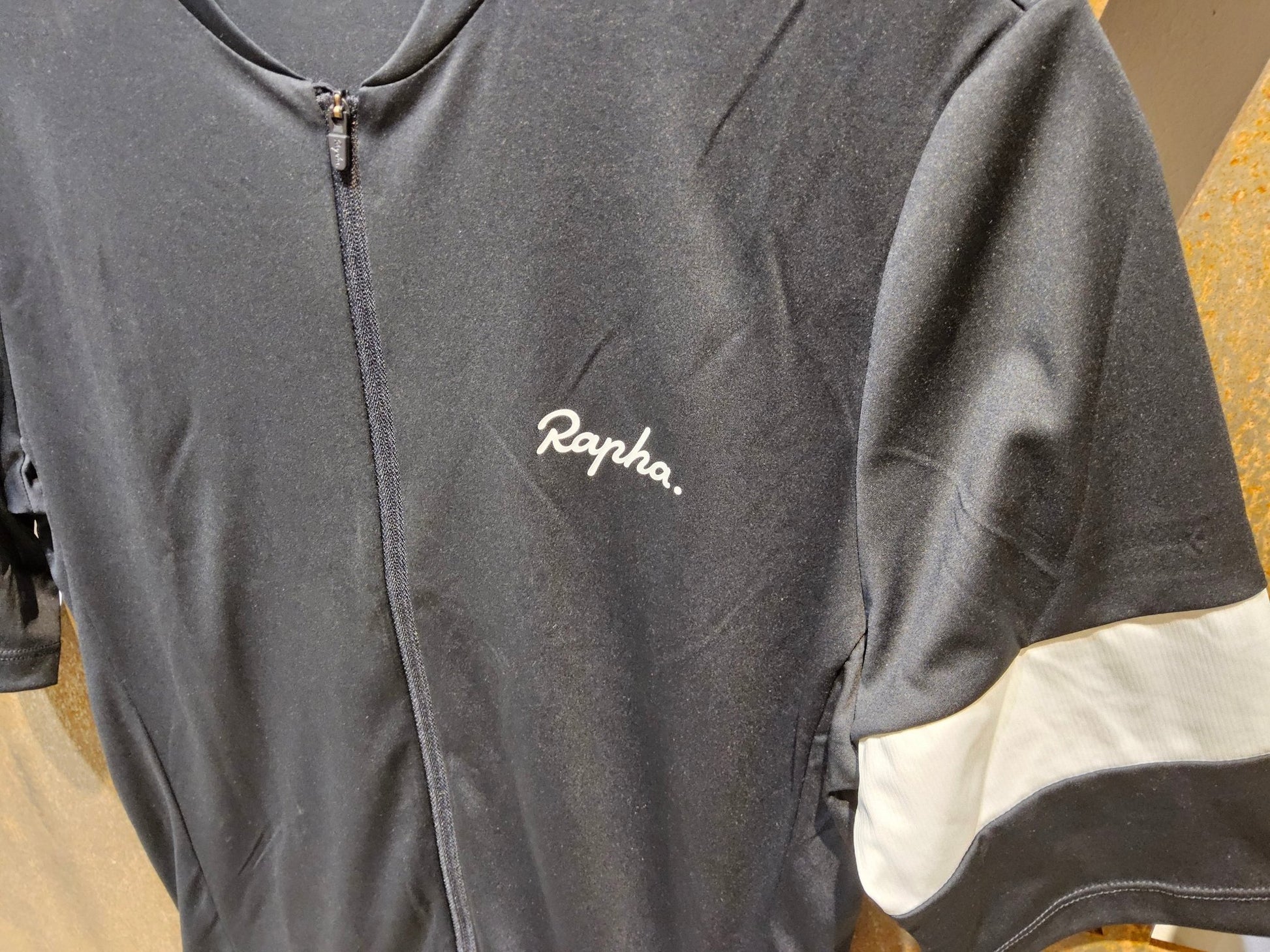 Trikot Herren von Rapha, RAPHA CORE RADTRIKOT / BLACK / HERREN / M vor USEDBIKES - OB.DE Hintergrund
