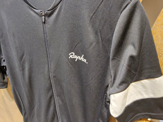 Trikot Herren von Rapha, RAPHA CORE RADTRIKOT / BLACK / HERREN / M vor USEDBIKES - OB.DE Hintergrund