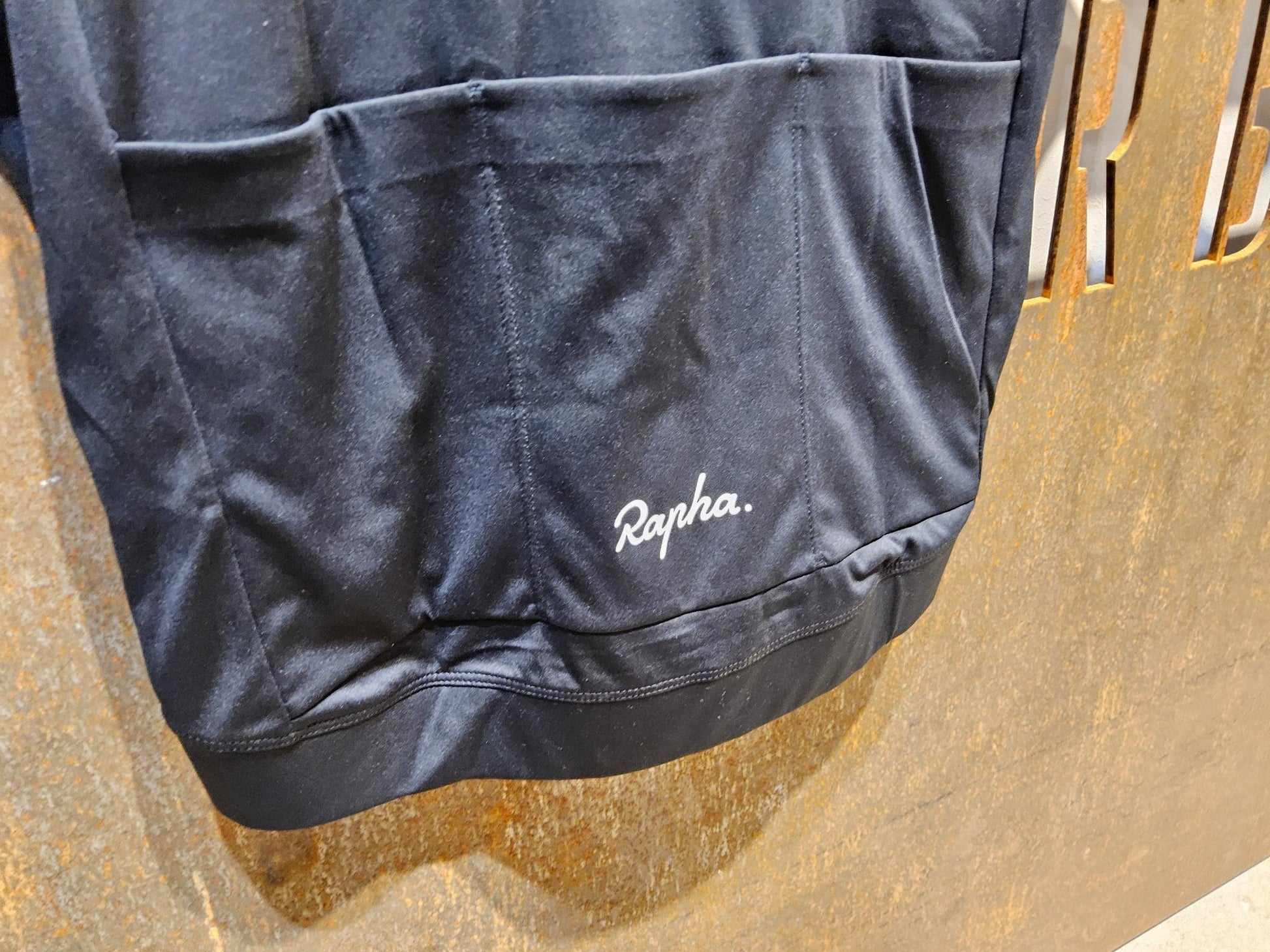 Trikot Herren von Rapha, RAPHA CORE RADTRIKOT / BLACK / HERREN / M vor USEDBIKES - OB.DE Hintergrund