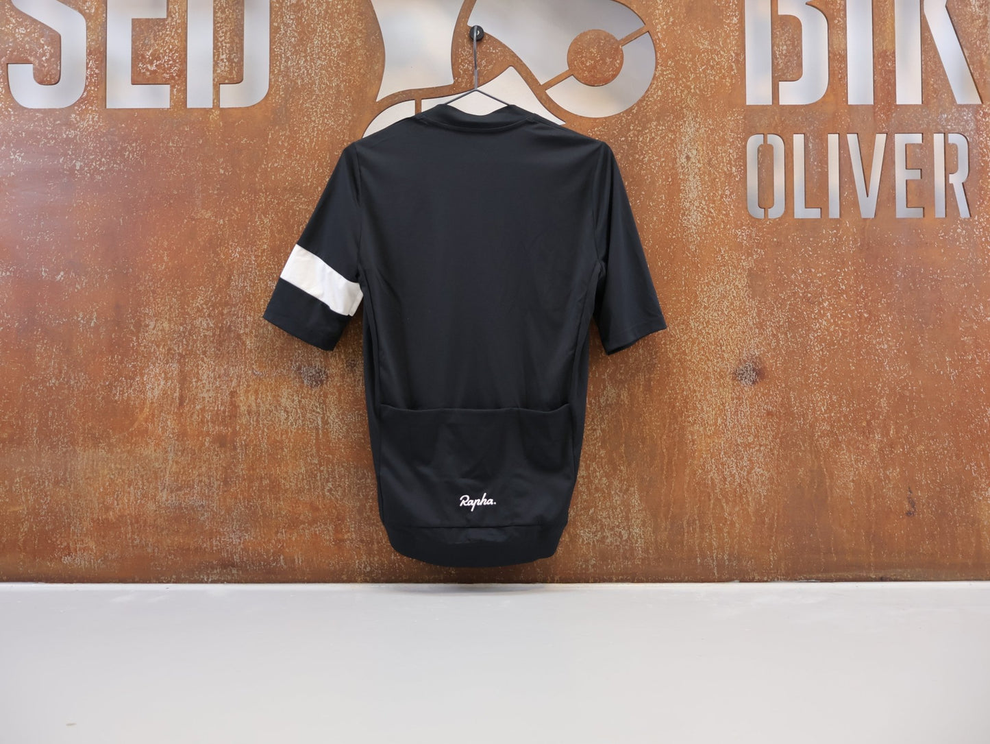 Trikot Herren von Rapha, RAPHA CORE RADTRIKOT / HERREN / BLACK / ATMUNGSAKTIV / KURZARM vor USEDBIKES - OB.DE Hintergrund