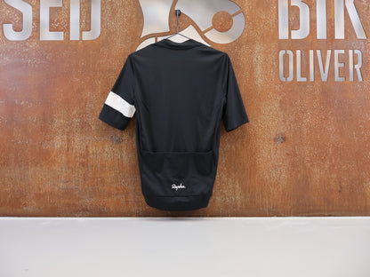 Trikot Herren von Rapha, RAPHA CORE RADTRIKOT / HERREN / BLACK / ATMUNGSAKTIV / KURZARM vor USEDBIKES - OB.DE Hintergrund