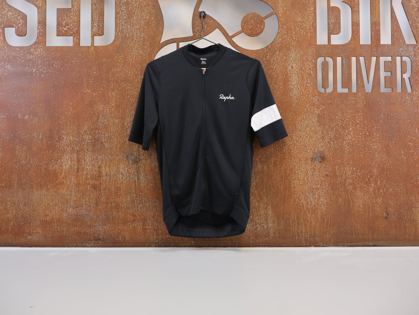 Trikot Herren von Rapha, RAPHA CORE RADTRIKOT / HERREN / BLACK / ATMUNGSAKTIV / KURZARM vor USEDBIKES - OB.DE Hintergrund