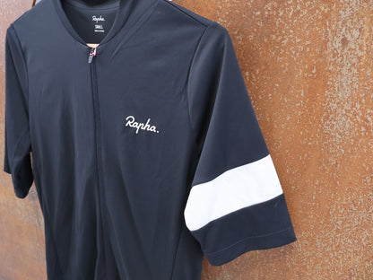 Trikot Herren von Rapha, RAPHA CORE RADTRIKOT / HERREN / BLACK / ATMUNGSAKTIV / KURZARM vor USEDBIKES - OB.DE Hintergrund