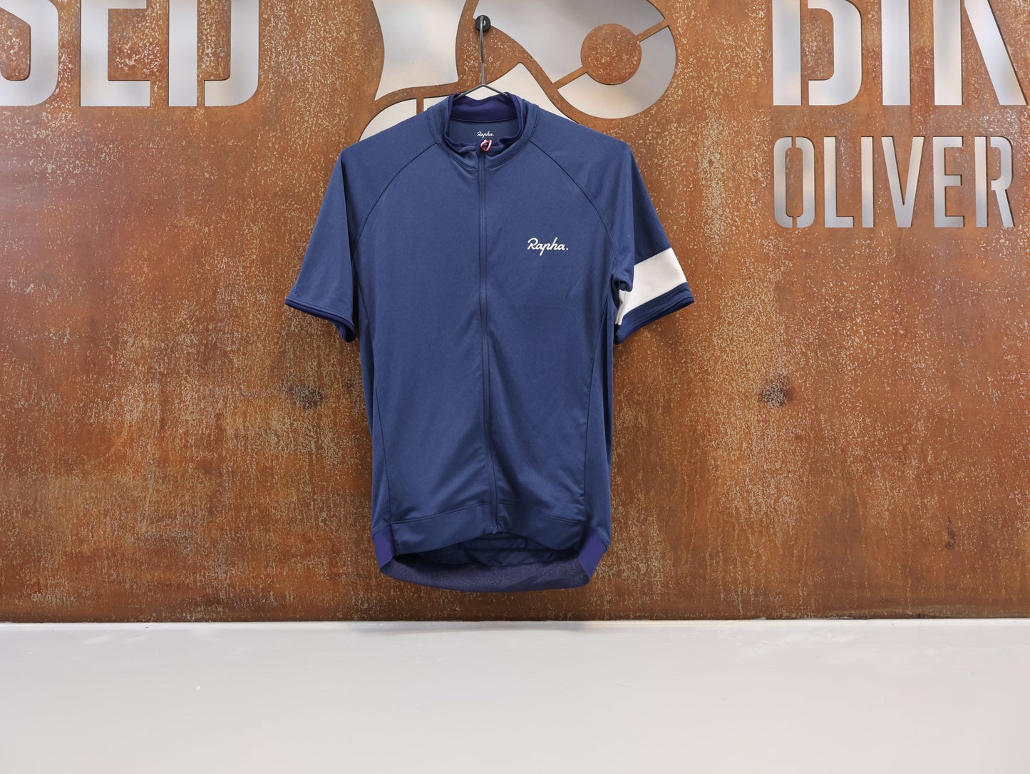 Trikot Herren von Rapha, RAPHA CORE RADTRIKOT / HERREN / DARK BLUE / ATMUNGSAKTIV vor USEDBIKES - OB.DE Hintergrund
