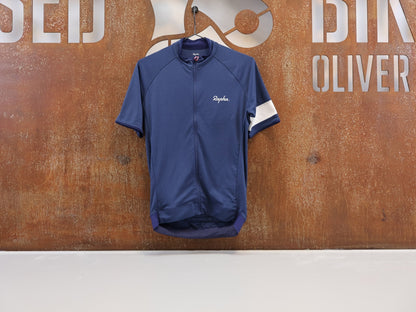Trikot Herren von Rapha, RAPHA CORE RADTRIKOT / HERREN / DARK BLUE / ATMUNGSAKTIV vor USEDBIKES - OB.DE Hintergrund