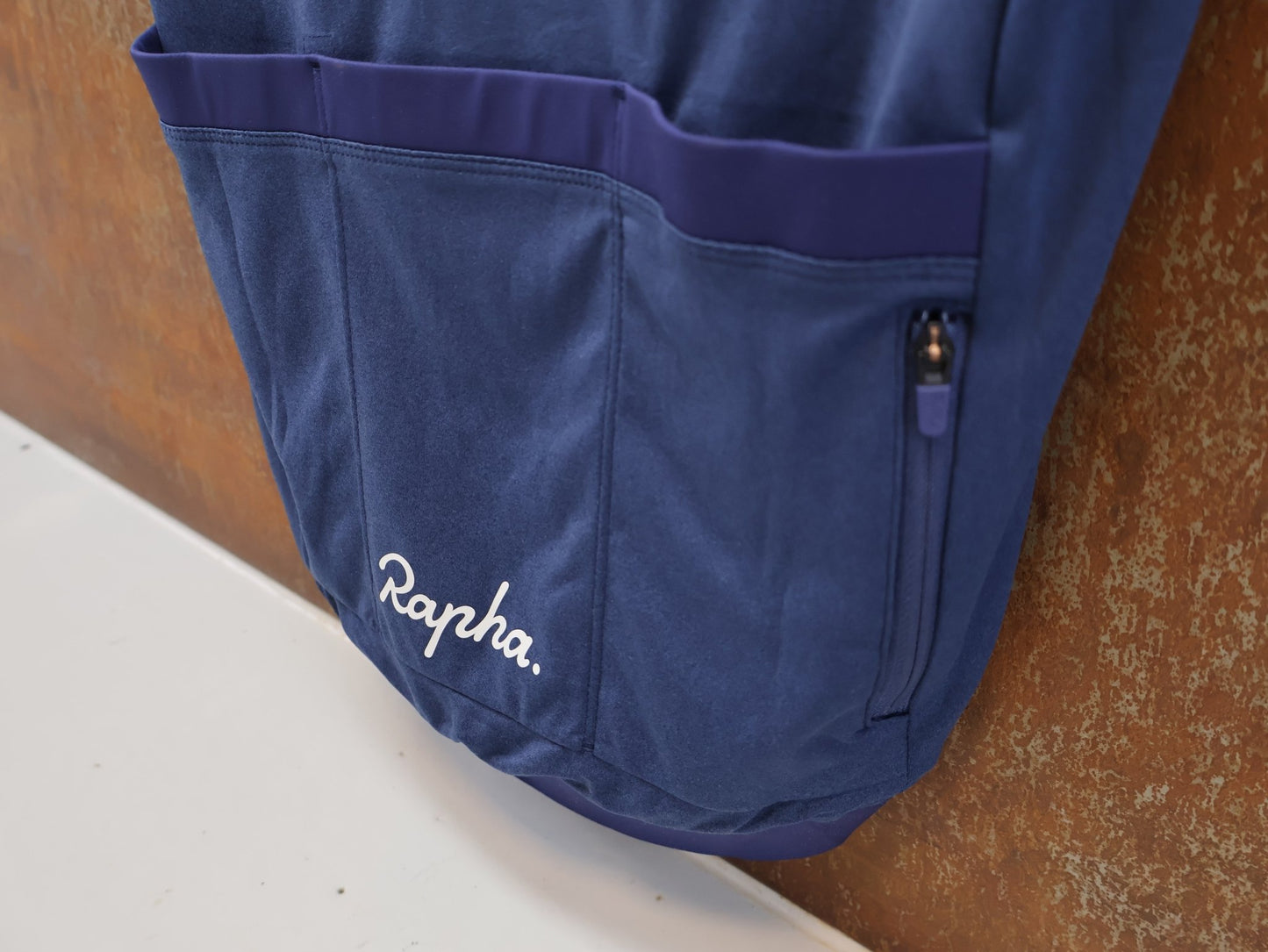 Trikot Herren von Rapha, RAPHA CORE RADTRIKOT / HERREN / DARK BLUE / ATMUNGSAKTIV vor USEDBIKES - OB.DE Hintergrund