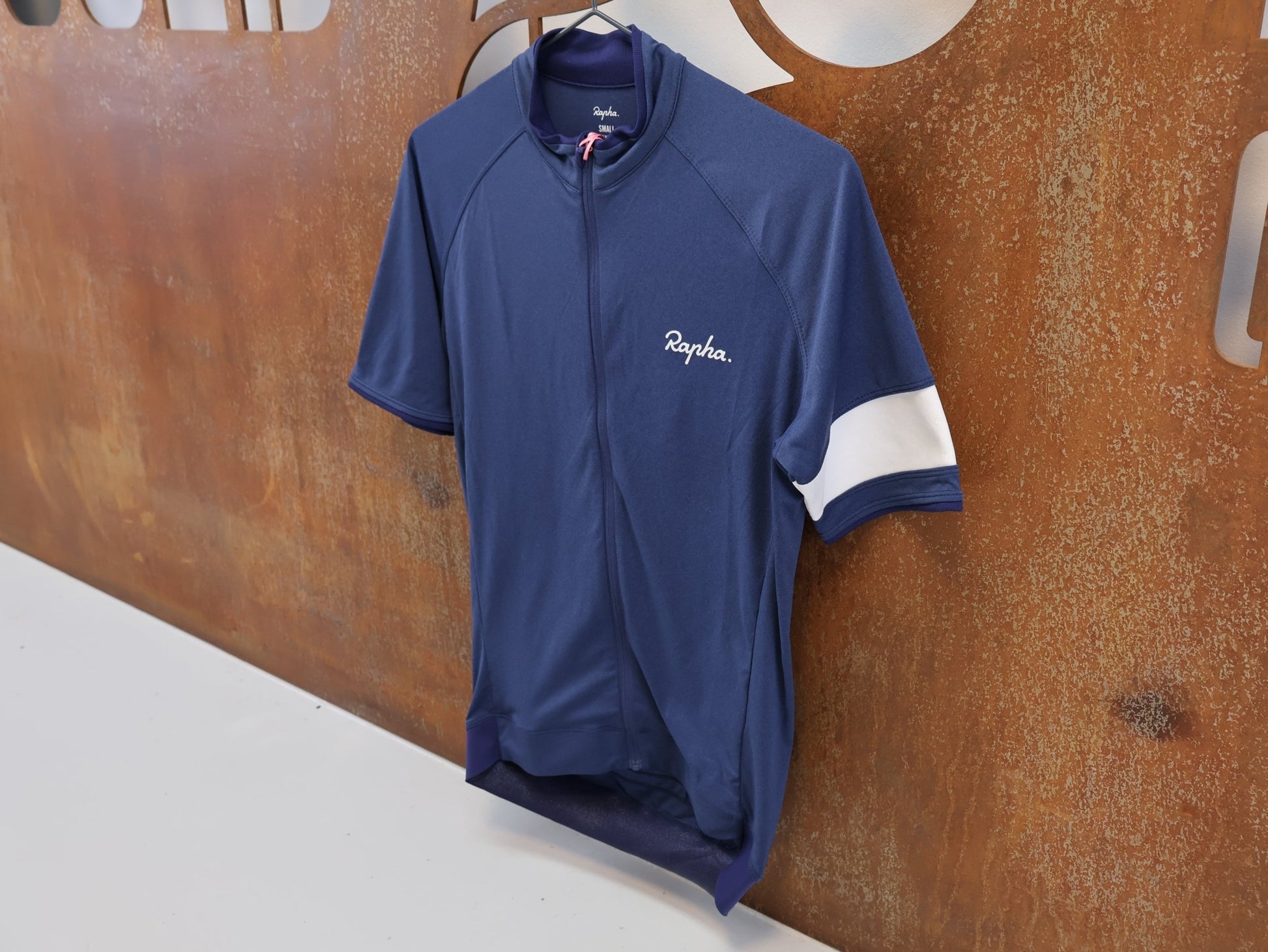 Trikot Herren von Rapha, RAPHA CORE RADTRIKOT / HERREN / DARK BLUE / ATMUNGSAKTIV vor USEDBIKES - OB.DE Hintergrund