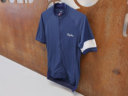 Trikot Herren von Rapha, RAPHA CORE RADTRIKOT / HERREN / DARK BLUE / ATMUNGSAKTIV vor USEDBIKES - OB.DE Hintergrund