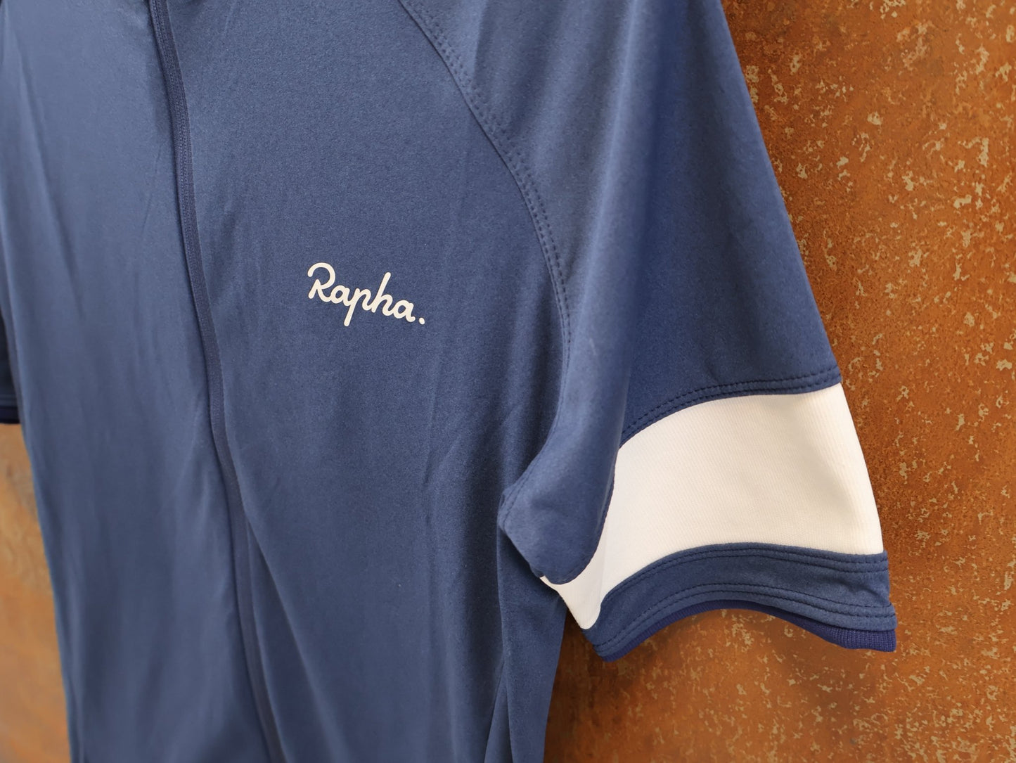 Trikot Herren von Rapha, RAPHA CORE RADTRIKOT / HERREN / DARK BLUE / ATMUNGSAKTIV vor USEDBIKES - OB.DE Hintergrund