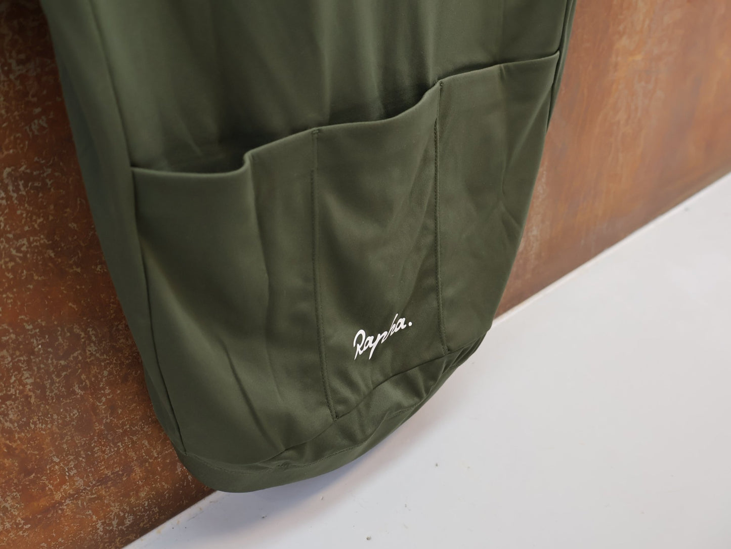 Trikot Herren von Rapha, RAPHA CORE RADTRIKOT / HERREN / GRÖSSE S / ATMUNGSAKTIV / KURZARM vor USEDBIKES - OB.DE Hintergrund