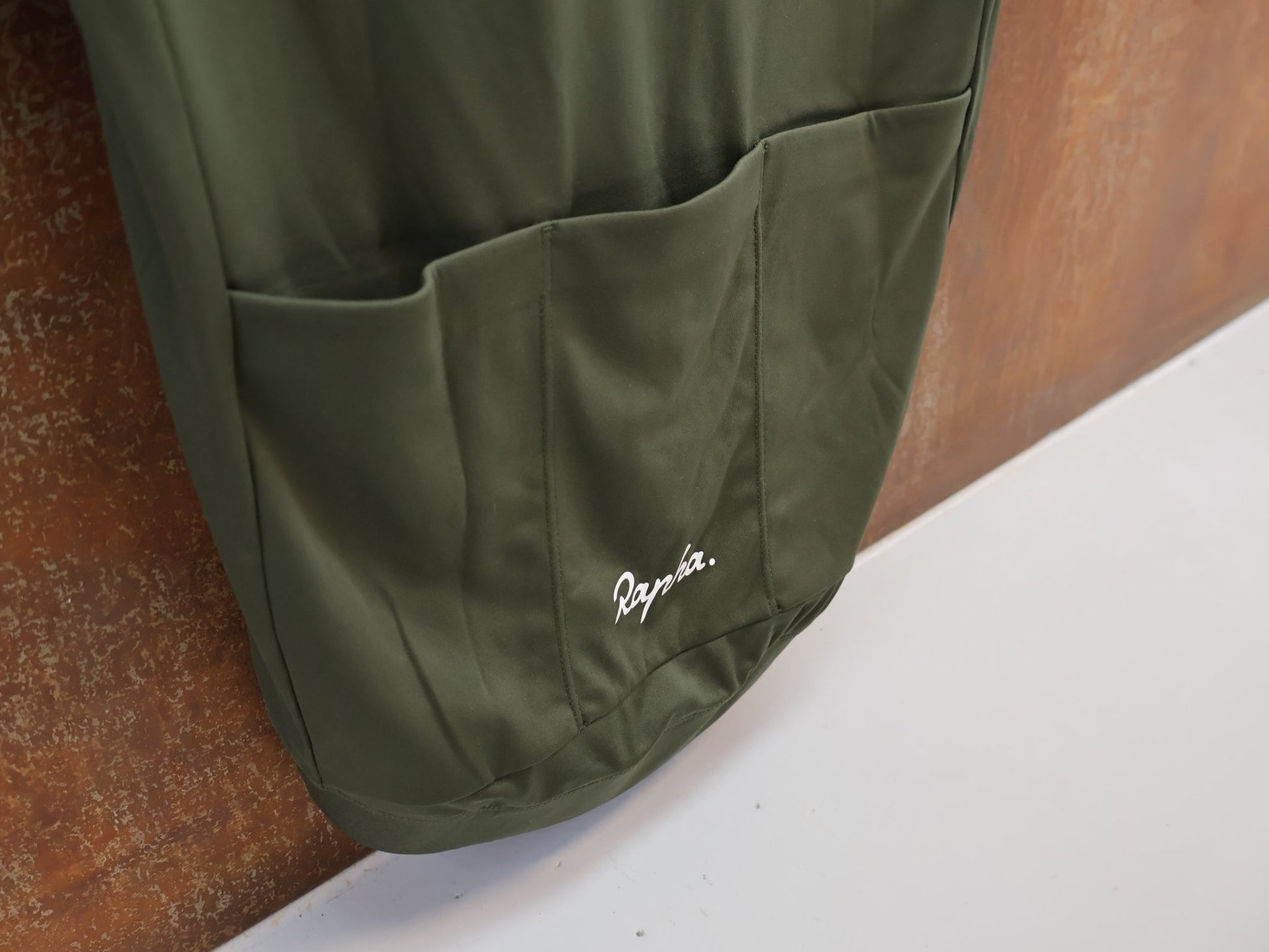 Trikot Herren von Rapha, RAPHA CORE RADTRIKOT / HERREN / GRÖSSE S / ATMUNGSAKTIV / KURZARM vor USEDBIKES - OB.DE Hintergrund