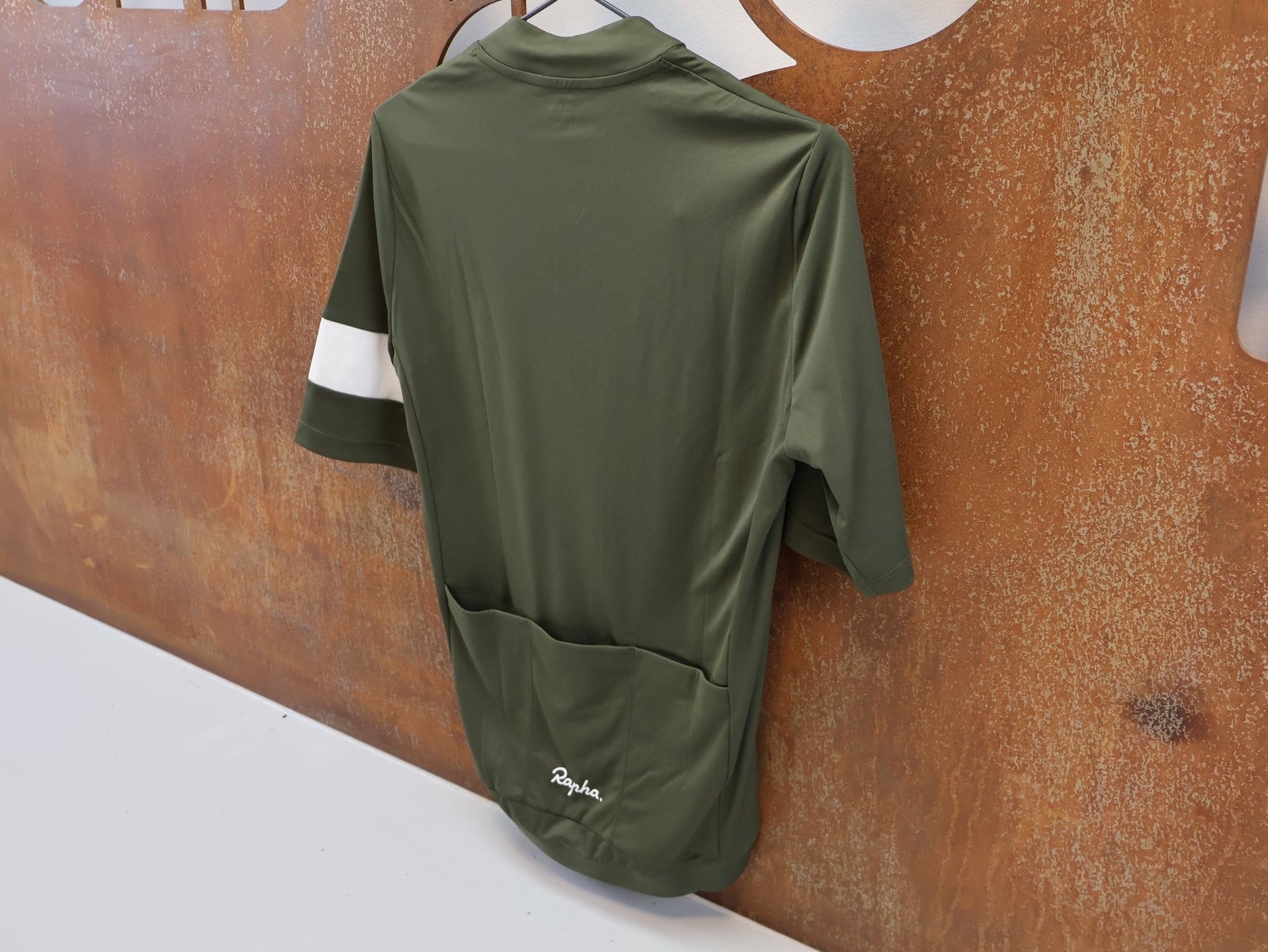 Trikot Herren von Rapha, RAPHA CORE RADTRIKOT / HERREN / GRÖSSE S / ATMUNGSAKTIV / KURZARM vor USEDBIKES - OB.DE Hintergrund