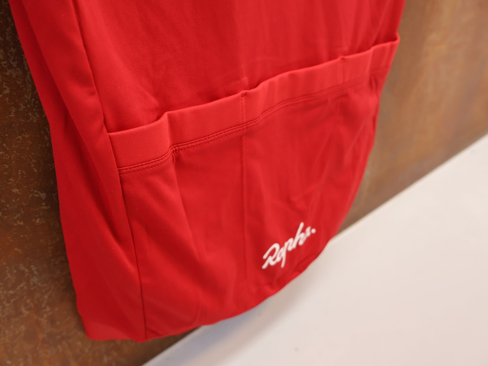 Trikot Herren von Rapha, RAPHA CORE RADTRIKOT / HERREN / GRÖSSE S / ROT / ATMUNGSAKTIV vor USEDBIKES - OB.DE Hintergrund