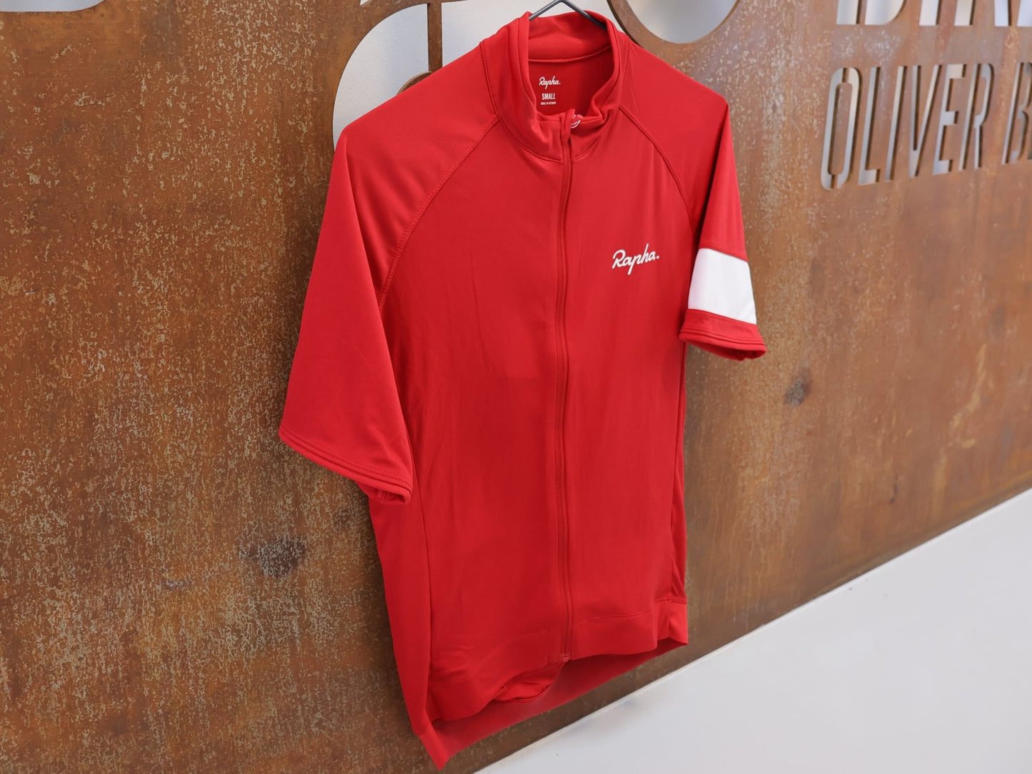 Trikot Herren von Rapha, RAPHA CORE RADTRIKOT / HERREN / GRÖSSE S / ROT / ATMUNGSAKTIV vor USEDBIKES - OB.DE Hintergrund