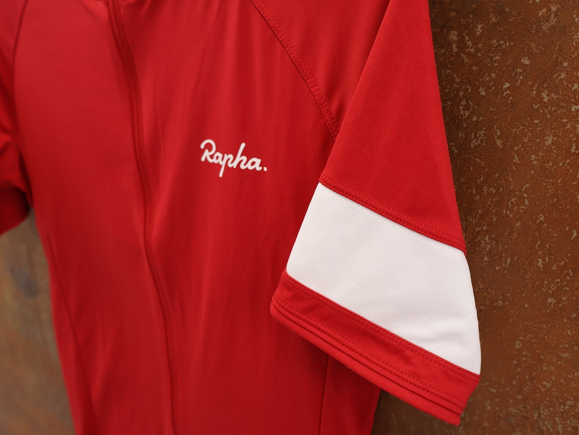 Trikot Herren von Rapha, RAPHA CORE RADTRIKOT / HERREN / GRÖSSE S / ROT / ATMUNGSAKTIV vor USEDBIKES - OB.DE Hintergrund