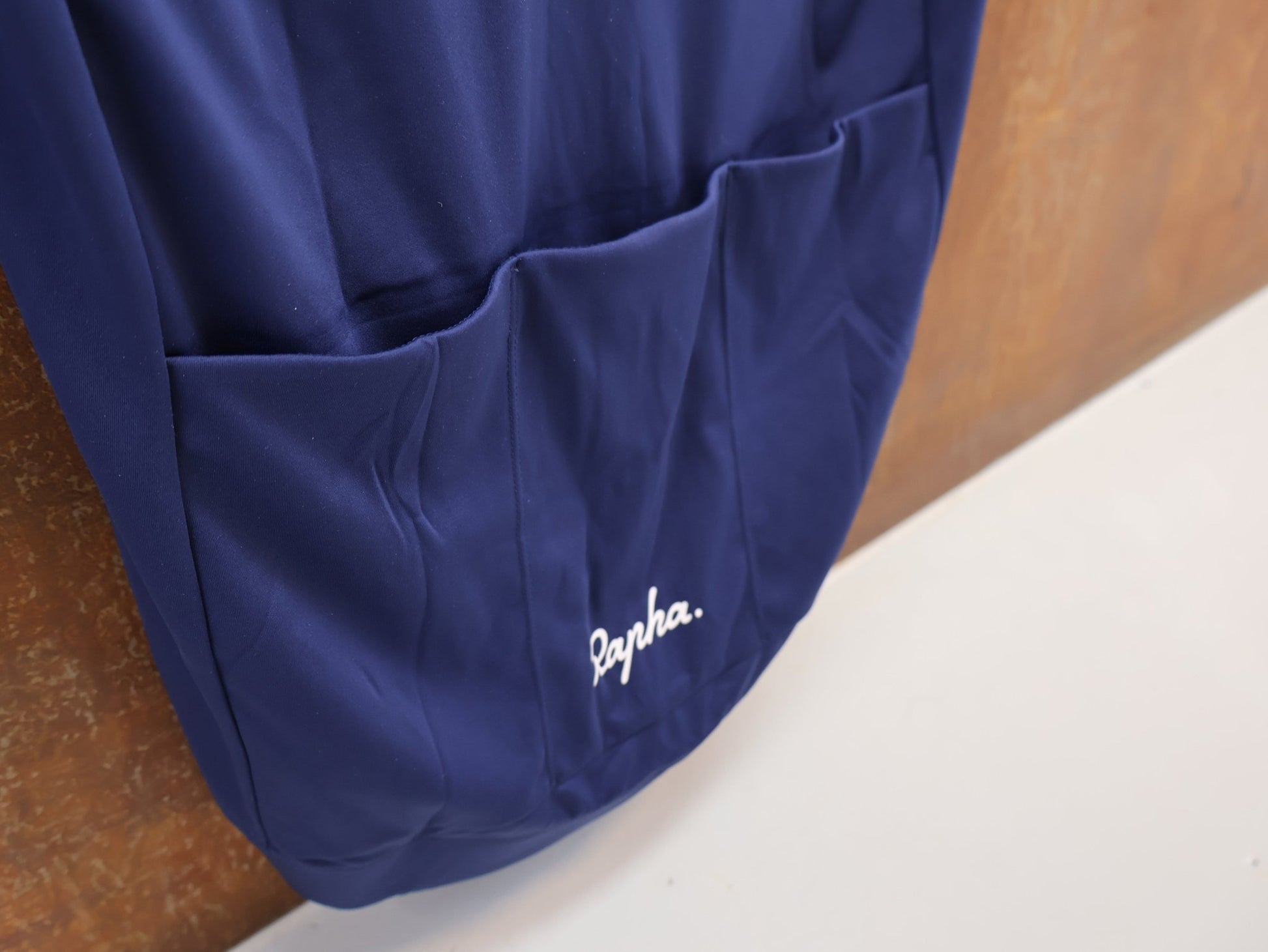 Trikot Herren von Rapha, RAPHA CORE RADTRIKOT / HERREN / NAVY / ATMUNGSAKTIV / KURZARM vor USEDBIKES - OB.DE Hintergrund