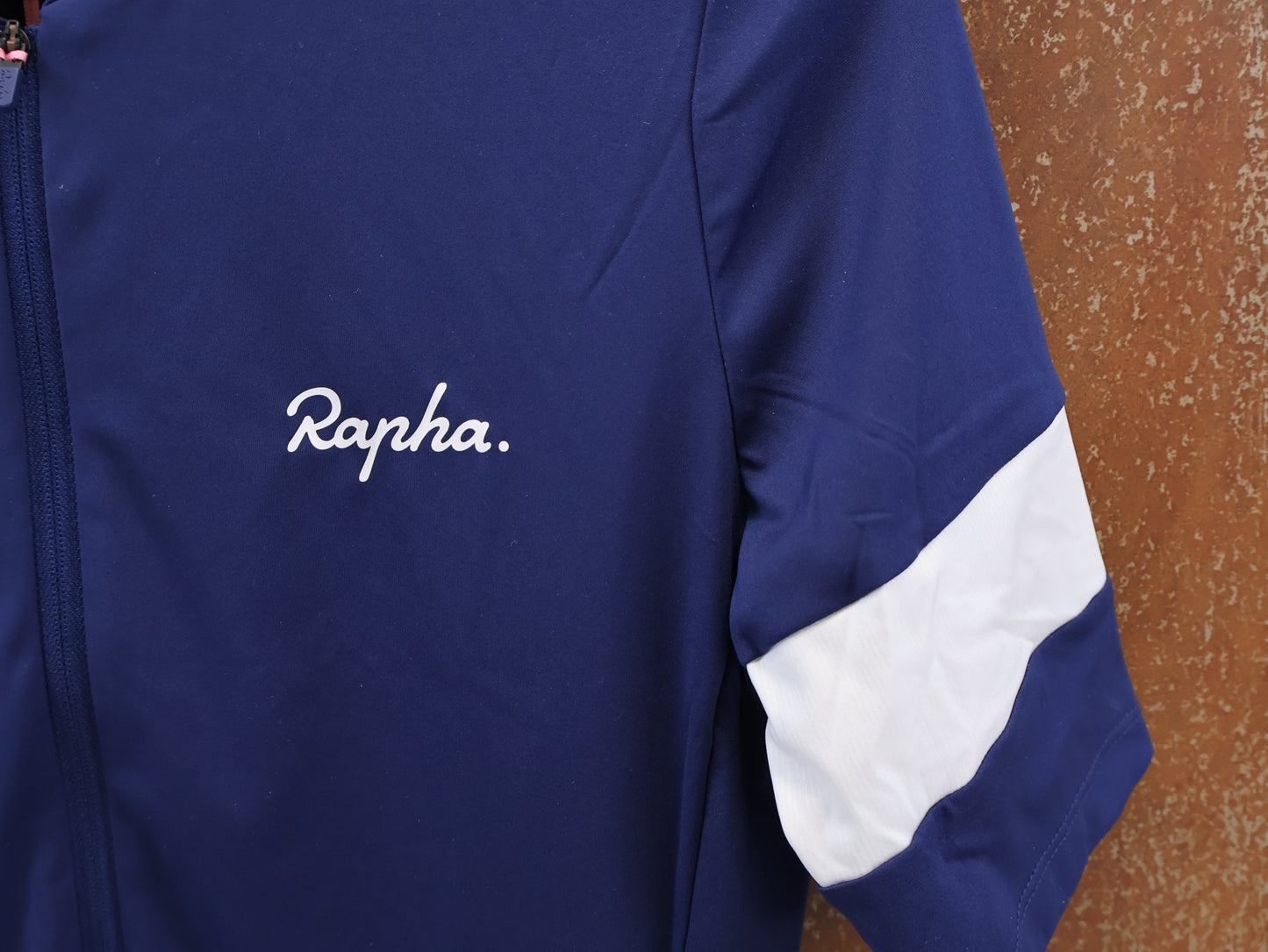 Trikot Herren von Rapha, RAPHA CORE RADTRIKOT / HERREN / NAVY / ATMUNGSAKTIV / KURZARM vor USEDBIKES - OB.DE Hintergrund