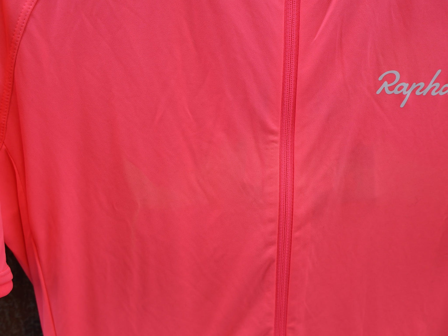Trikot Herren von Rapha, RAPHA CORE RADTRIKOT / HERREN / VISIBILITY PINK / ATMUNGSAKTIV vor USEDBIKES - OB.DE Hintergrund