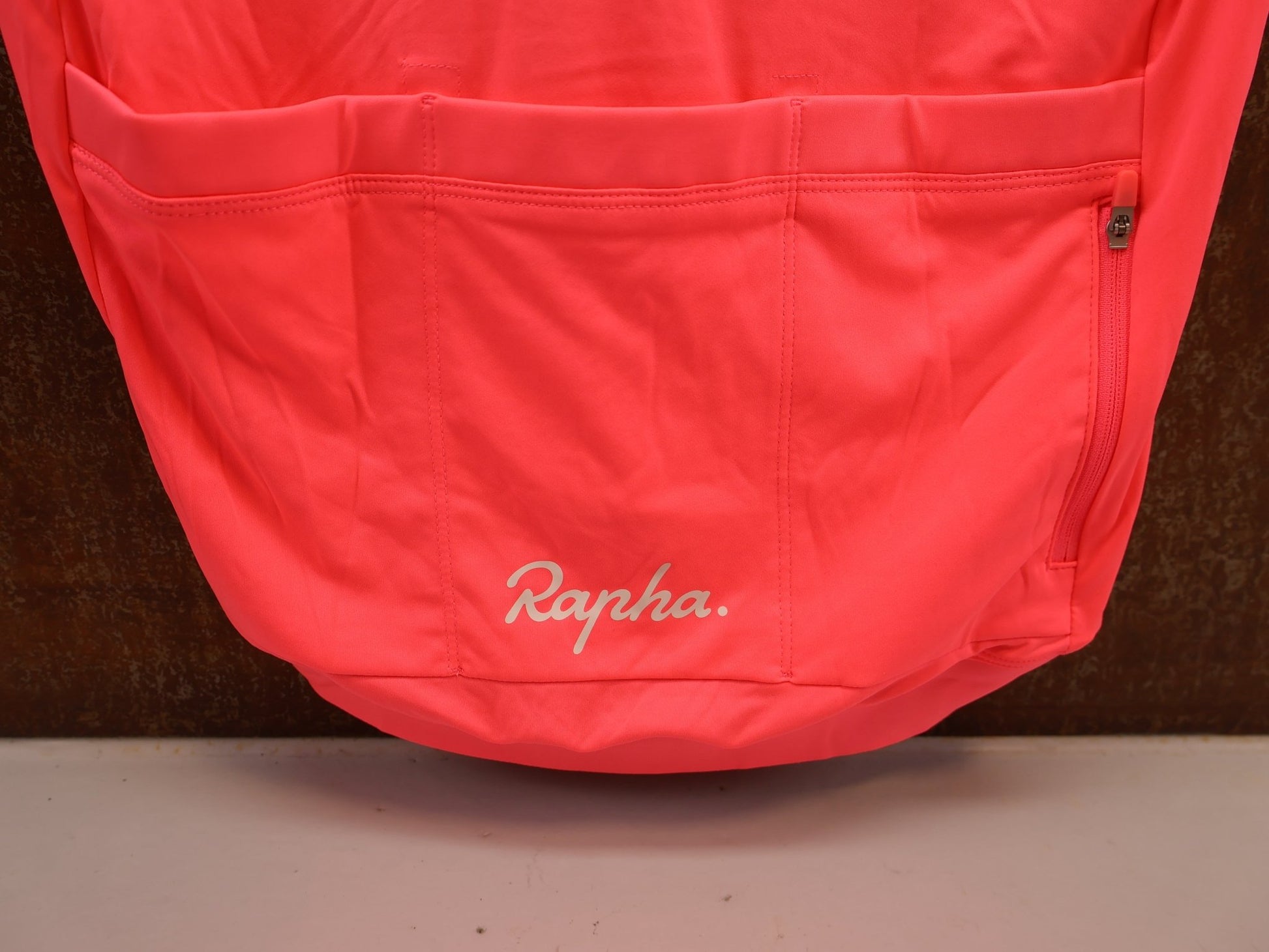 Trikot Herren von Rapha, RAPHA CORE RADTRIKOT / HERREN / VISIBILITY PINK / ATMUNGSAKTIV vor USEDBIKES - OB.DE Hintergrund