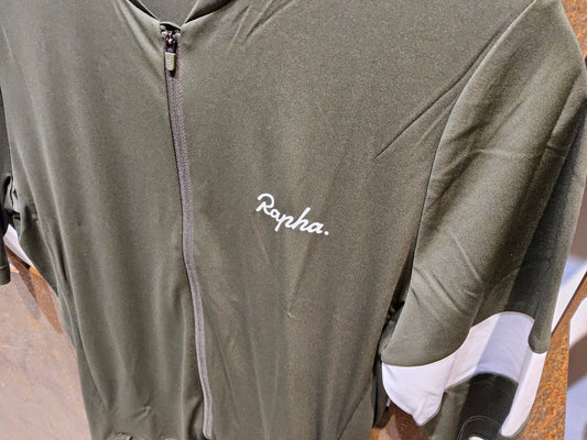 Trikot Herren von Rapha, RAPHA CORE RADTRIKOT / OLIVE GREEN / HERREN / M vor USEDBIKES - OB.DE Hintergrund