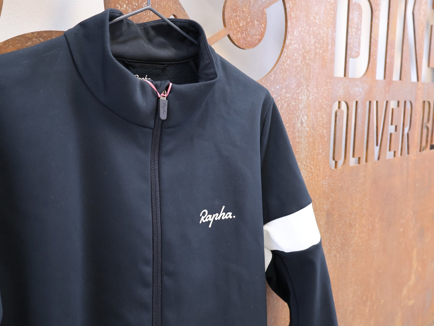 Winterjacken Herren von Rapha, RAPHA CORE WINTER CYCLING JACKET / HERREN / WINDDICHT / SCHWARZ vor USEDBIKES - OB.DE Hintergrund