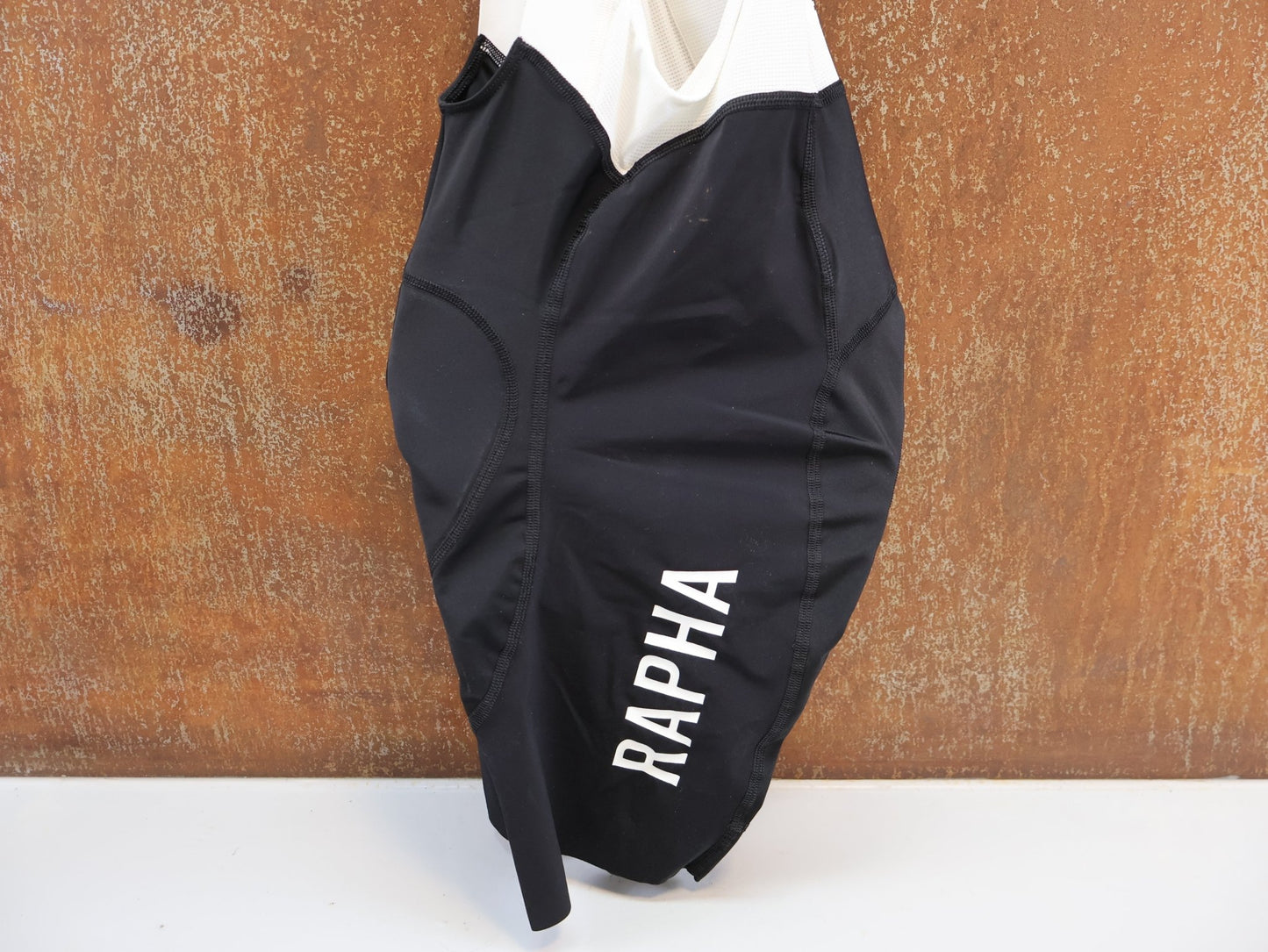 Hosen Herren von Rapha, RAPHA PRO TEAM CYCLING BIB SHORT / GRÖSSE S / BLACK - WHITE / PERFORMANCE vor USEDBIKES - OB.DE Hintergrund