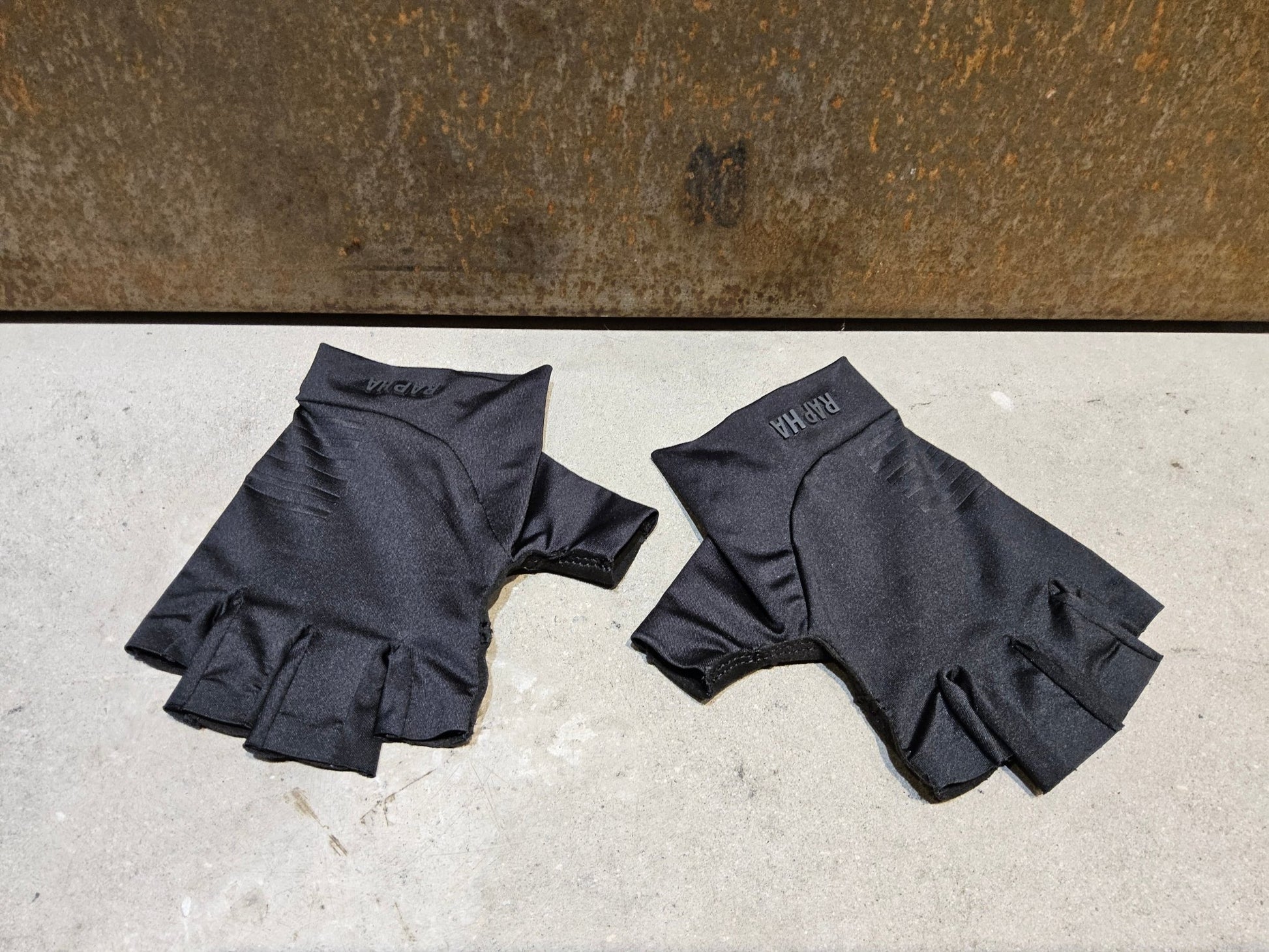 Handschuhe von Rapha, RAPHA PRO TEAM CYCLING MITTS / FAHRRADHANDSCHUH vor USEDBIKES - OB.DE Hintergrund