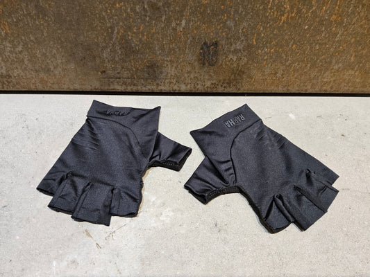 Handschuhe von Rapha, RAPHA PRO TEAM CYCLING MITTS / FAHRRADHANDSCHUH vor USEDBIKES - OB.DE Hintergrund