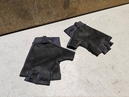 Handschuhe von Rapha, RAPHA PRO TEAM CYCLING MITTS / FAHRRADHANDSCHUH vor USEDBIKES - OB.DE Hintergrund