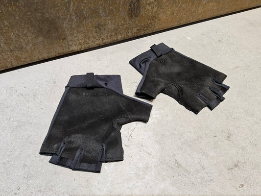 Handschuhe von Rapha, RAPHA PRO TEAM CYCLING MITTS / FAHRRADHANDSCHUH vor USEDBIKES - OB.DE Hintergrund