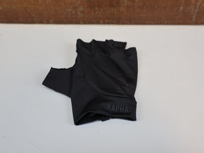 Handschuhe von Rapha, RAPHA PRO TEAM CYCLING MITTS / RENNHANDSCHUHE / UNGEPOLSTERT / BLACK vor USEDBIKES - OB.DE Hintergrund