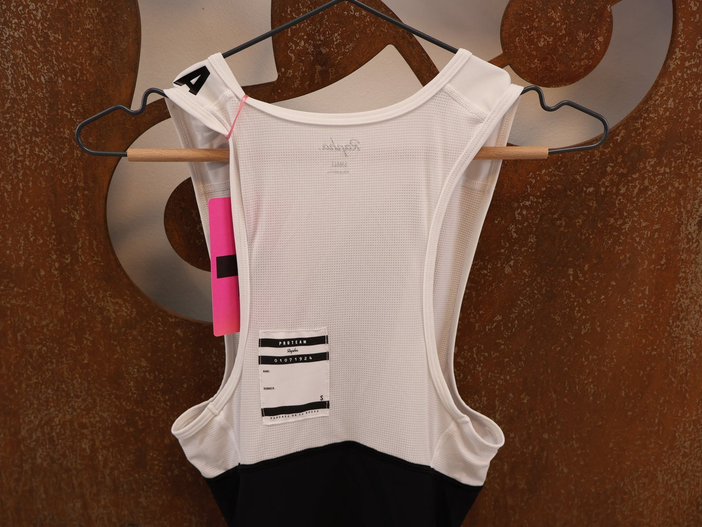 Hosen Herren von Rapha, RAPHA PRO TEAM TRAINING BIB SHORT / HERREN / GRÖSSE S / PERFORMANCE / BLACK vor USEDBIKES - OB.DE Hintergrund