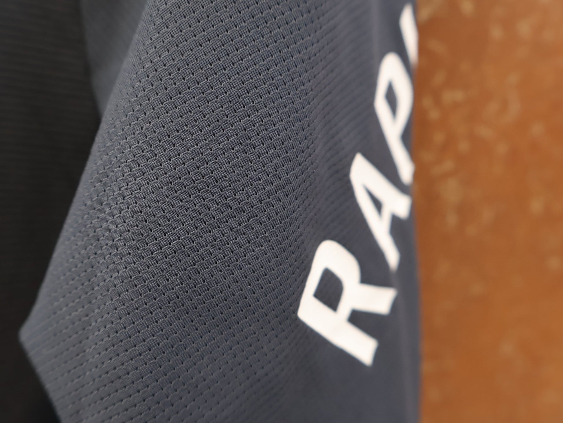 Trikot Herren von Rapha, RAPHA PRO TEAM TRAINING RADTRIKOT / HERREN / PERFORMANCE vor USEDBIKES - OB.DE Hintergrund
