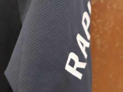 Trikot Herren von Rapha, RAPHA PRO TEAM TRAINING RADTRIKOT / HERREN / PERFORMANCE vor USEDBIKES - OB.DE Hintergrund