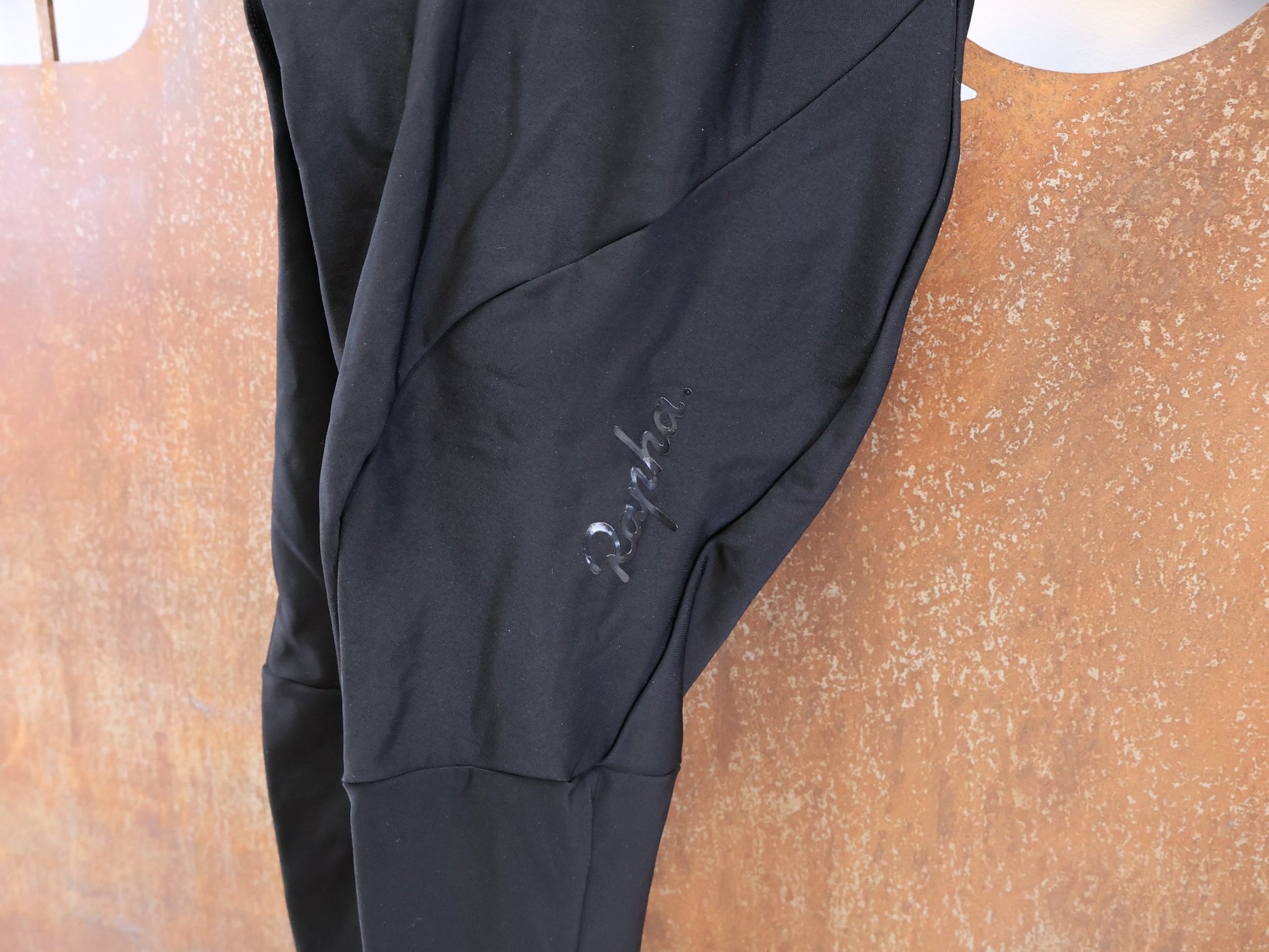 Hosen Damen von Rapha, RAPHA WOMEN'S CORE WINTER BIB TIGHT / DAMEN / THERMO / SCHWARZ vor USEDBIKES - OB.DE Hintergrund